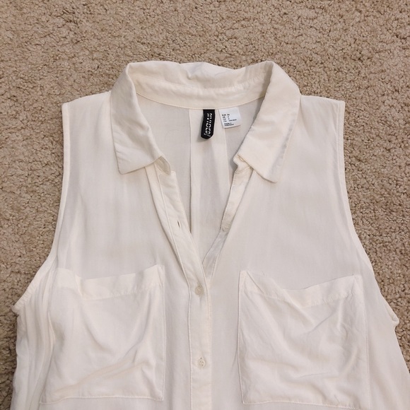 Sleeveless pocket button down blouse - Picture 2 of 2